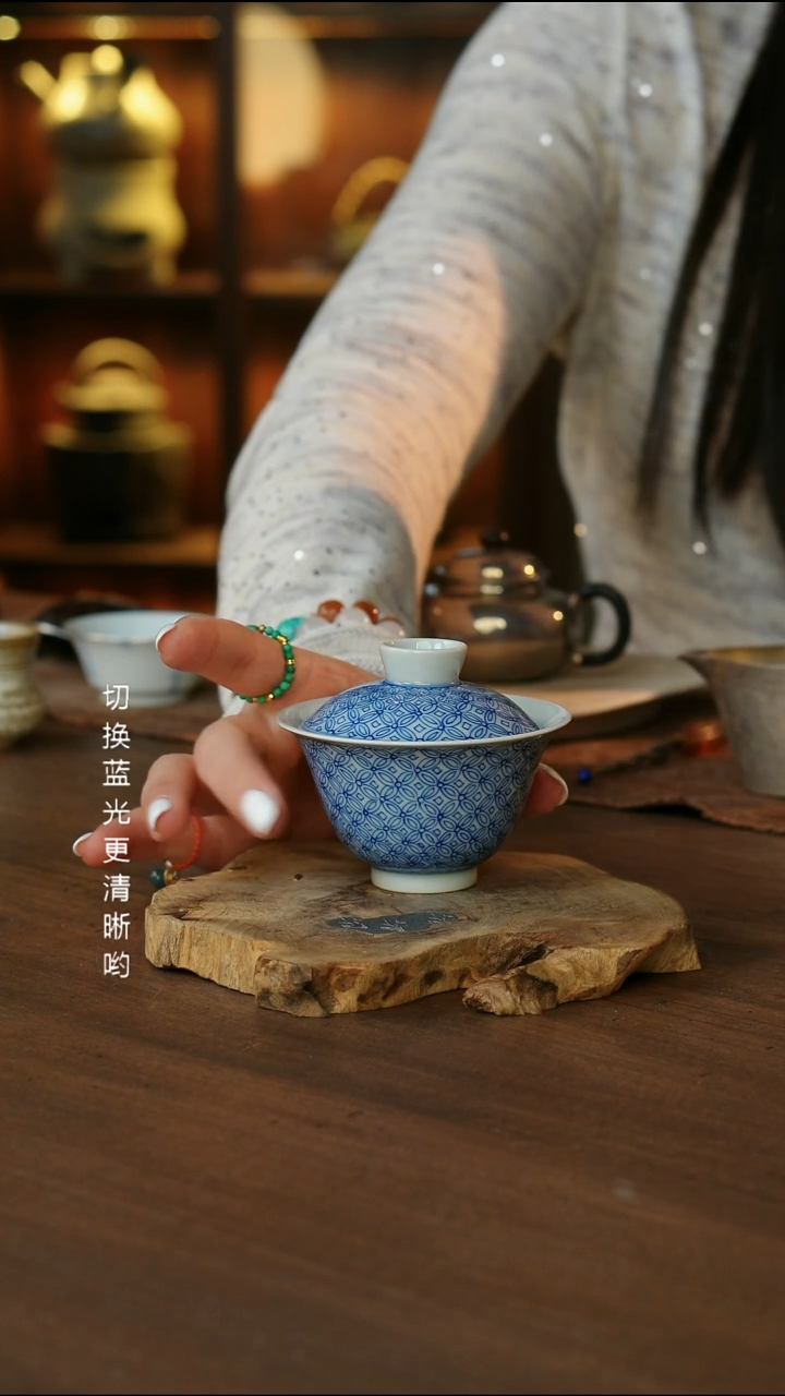 青花铜钱纹盖碗...