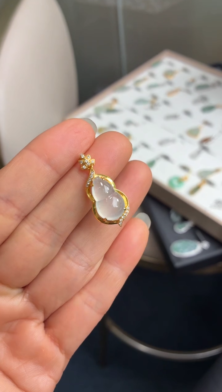 颈饰18K金镶嵌翡翠天然翡翠A货