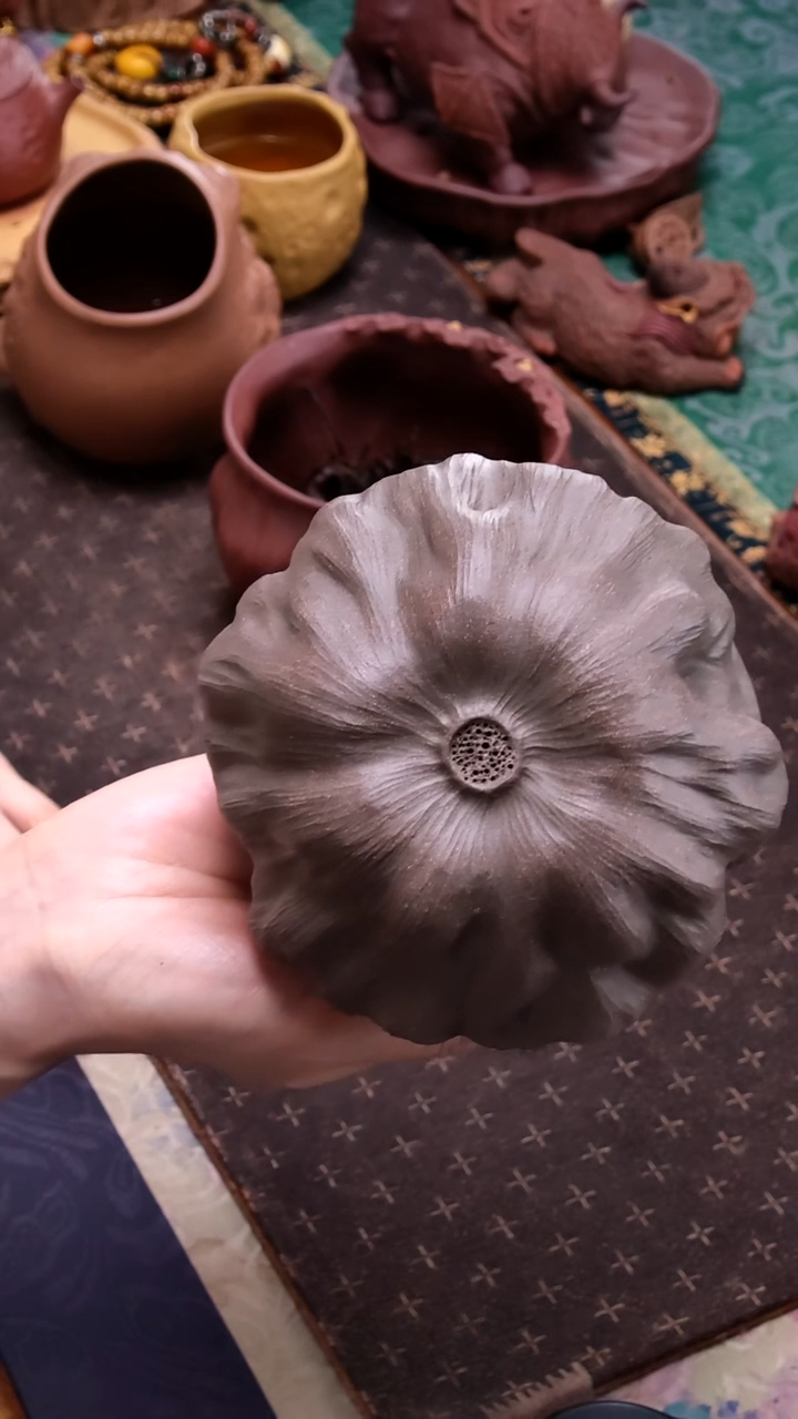 张月《蟹壳青莲蓬水盂》