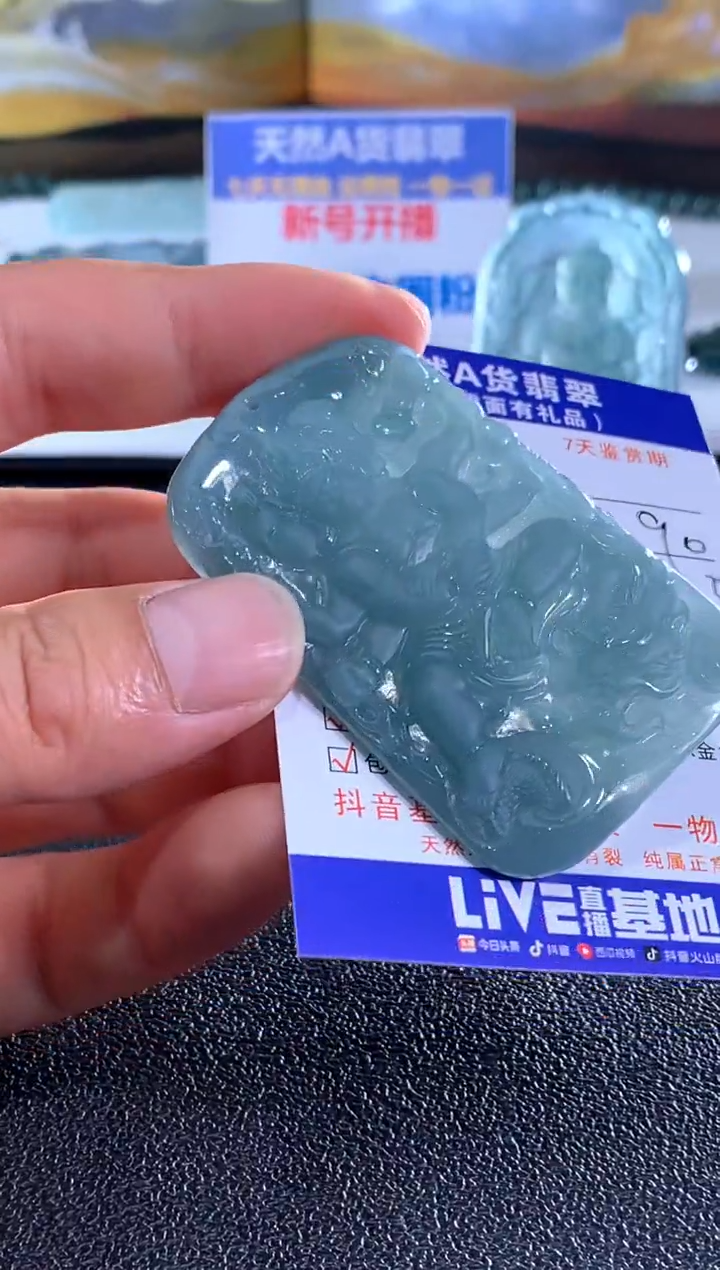 翡翠未镶嵌颈饰不动