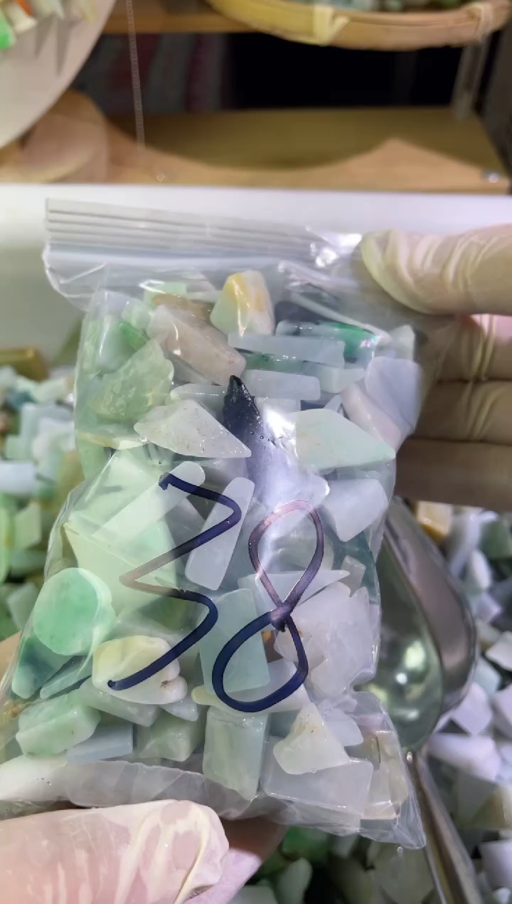 【闪购商品】翡翠颈饰未镶嵌天然翡翠边角小号500克38