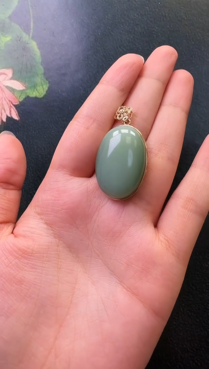 和田玉18K金镶嵌颈饰吊坠