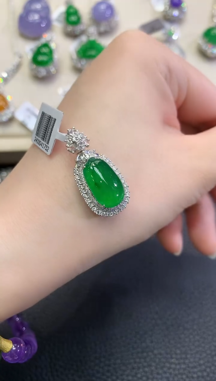 翡翠18K金镶嵌吊坠(不含链)春日珠宝 D61