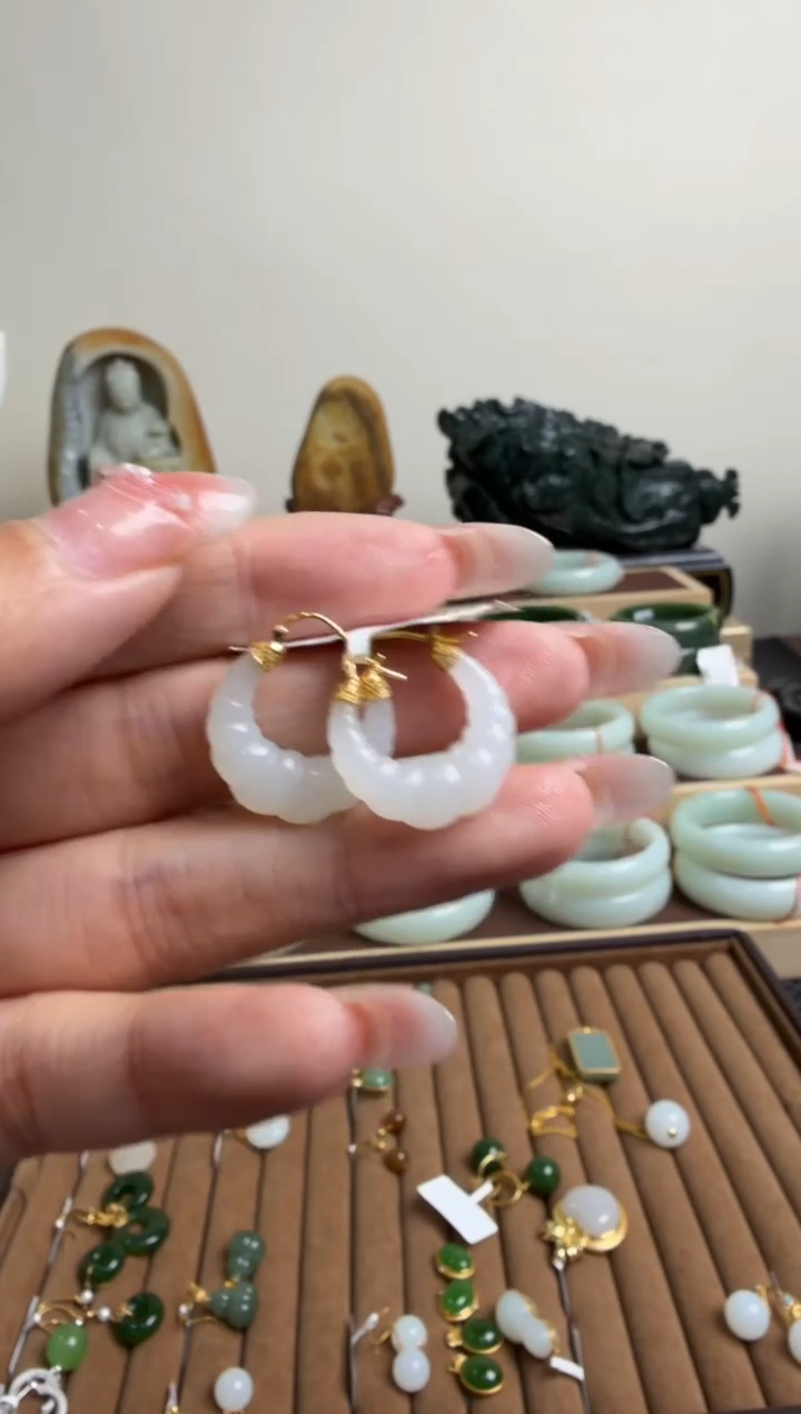 颈饰18K金镶嵌和田玉耳饰一对