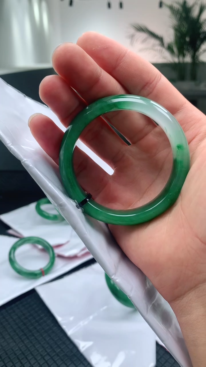 【闪购商品】石英质玉手镯未镶嵌冰手镯飘花