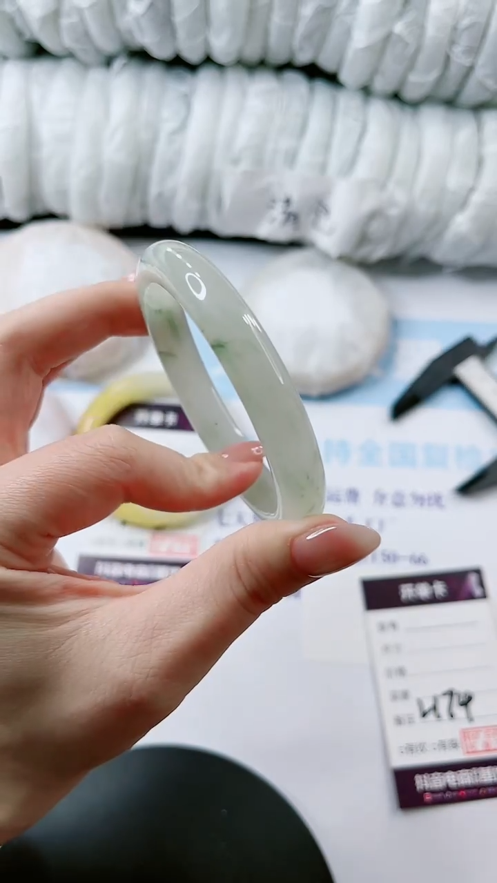 【闪购商品】石英质玉手镯未镶嵌多样性发货L179