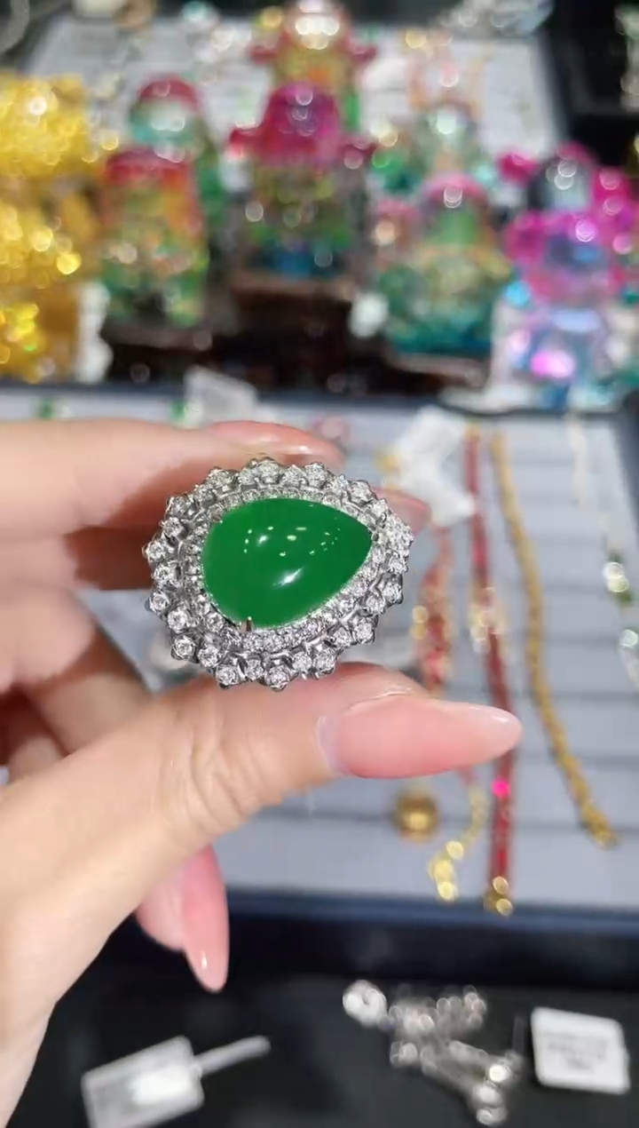 18K金镶嵌戒指祖母绿戒指