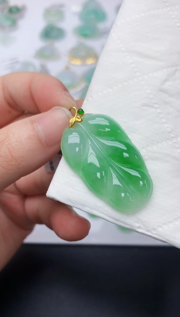 颈饰18K金镶嵌翡翠天然A货