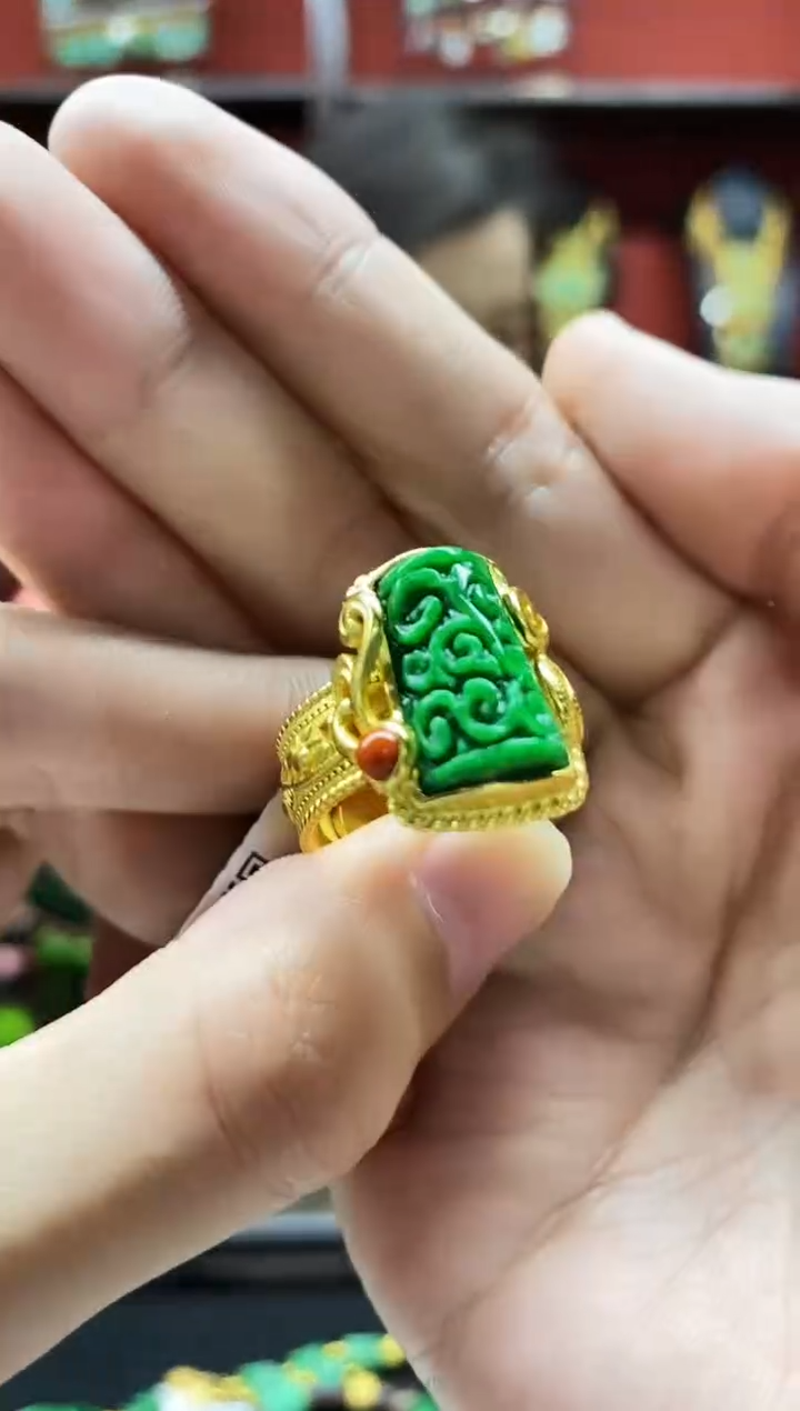 颈饰未镶嵌翡翠戒指