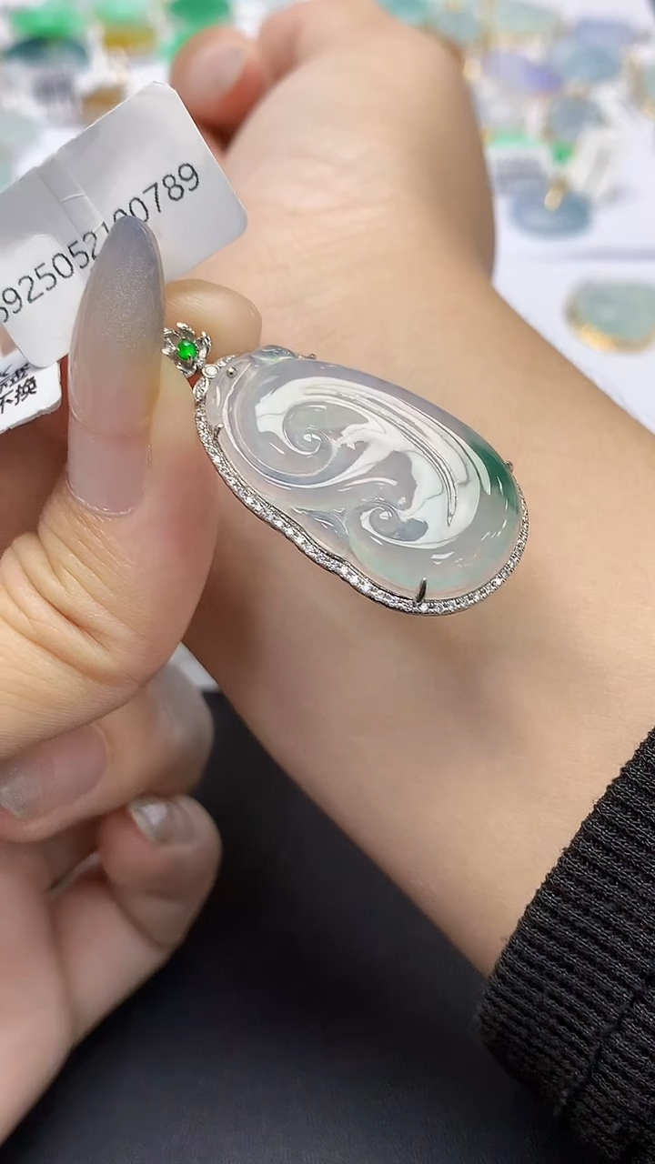 翡翠18K金镶嵌颈饰天然缅甸a货翡翠