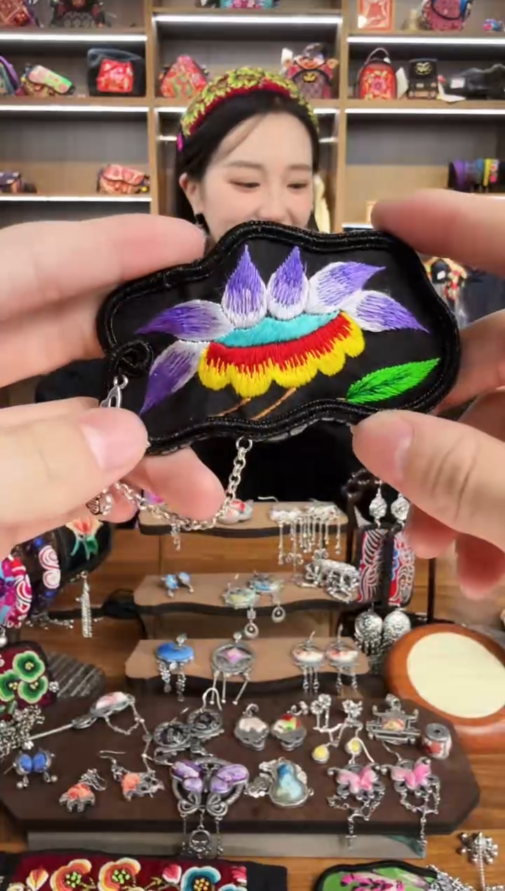 【闪购商品】织绣188蒙阿苏苗绣传承