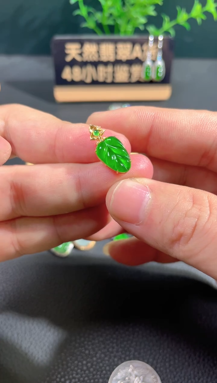 【闪购商品】翡翠颈饰18K金镶嵌翡翠