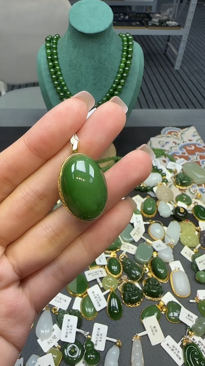 18K金镶嵌和田玉挂件1