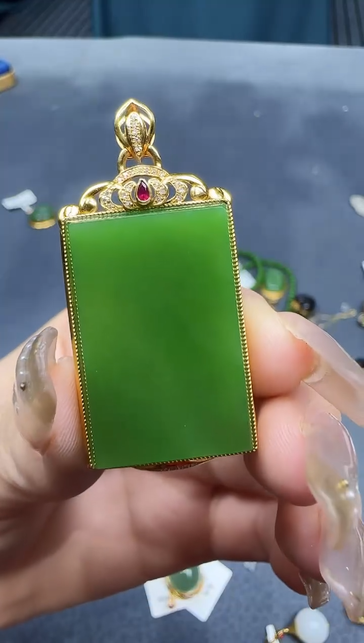 【闪购商品】和田玉挂件18K金镶嵌1