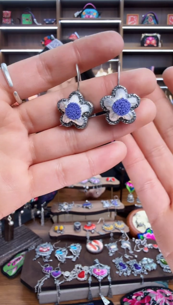 【闪购商品】织绣82蒙阿苏苗绣传承