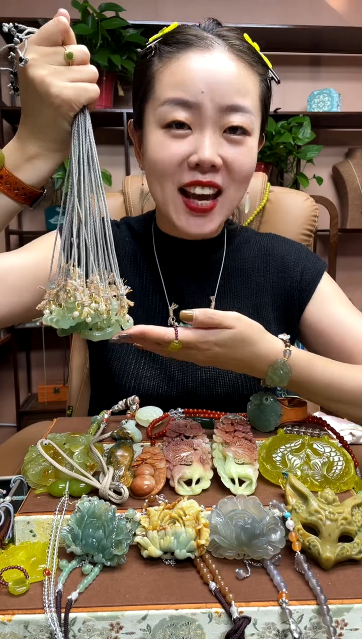 未镶嵌岫玉吊坠多样性发货发其中之一