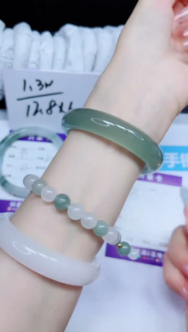 石英质玉手镯未镶嵌93.