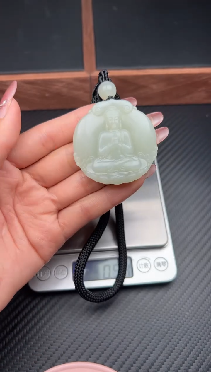 吊坠(赠链)未镶嵌和田玉且末微色差近矿