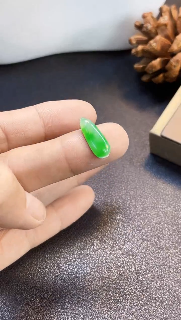 裸石翡翠XG002阳绿福瓜6.4*6.4*2.9