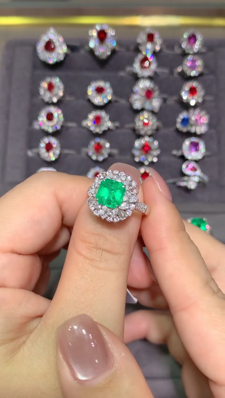 18K金镶嵌戒指祖母绿1.72CT
