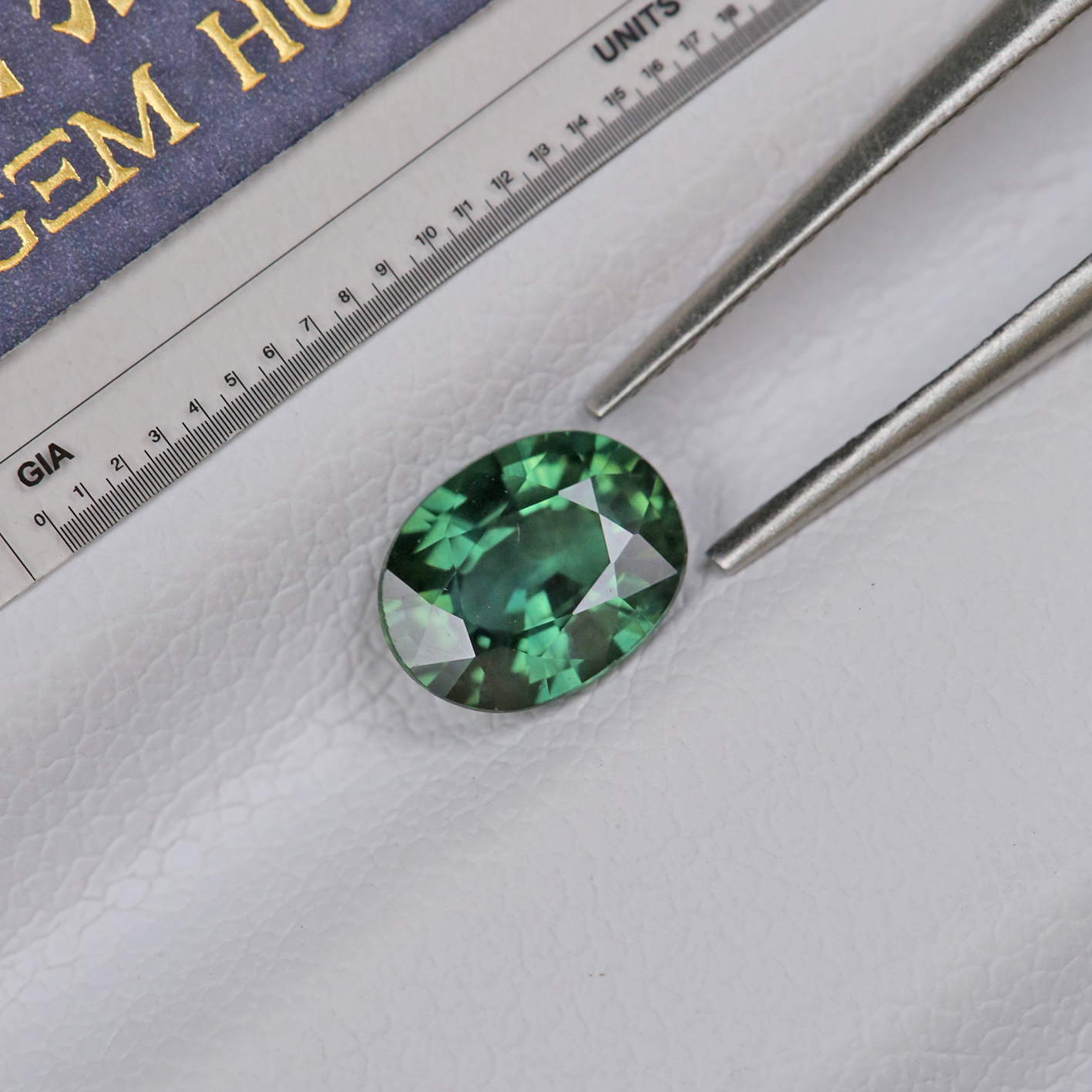 无烧彩色蓝宝石 椭圆形-亮绿克拉：1.08ct吉尔德证书