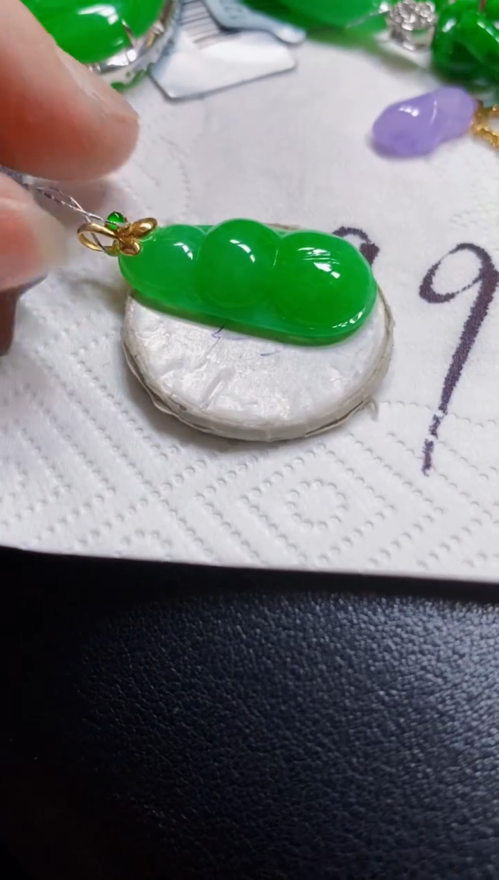 颈饰18K金镶嵌翡翠豆