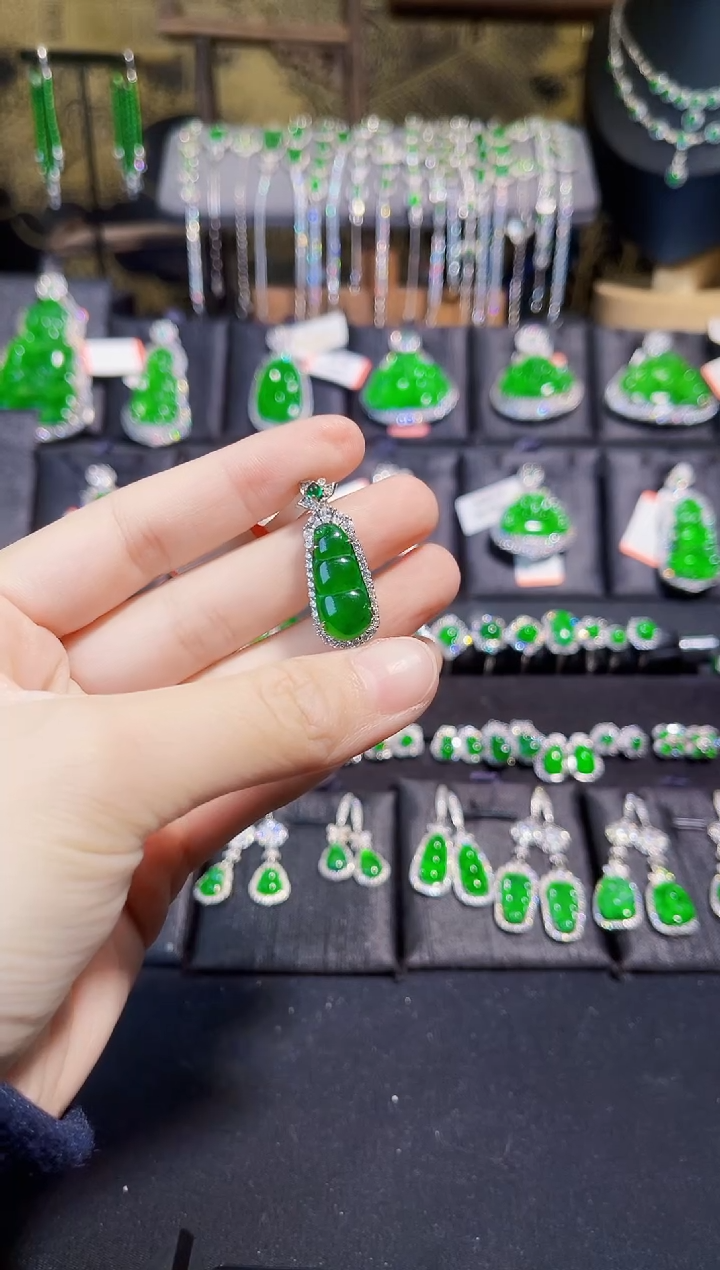 【闪购商品】翡翠颈饰银S925镶嵌福豆吊坠