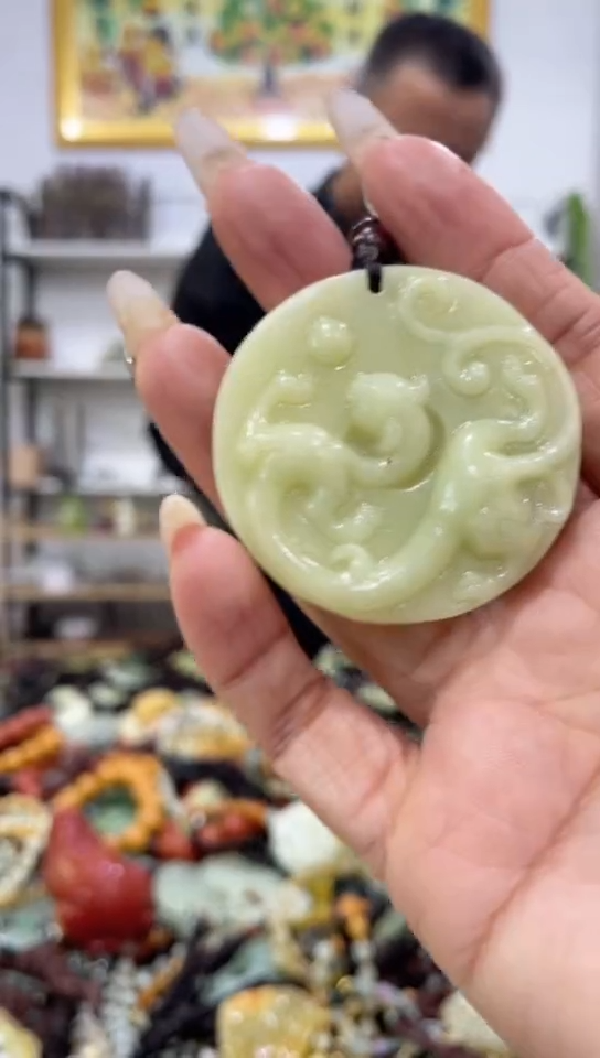 未镶嵌蛇纹石玉吊坠    