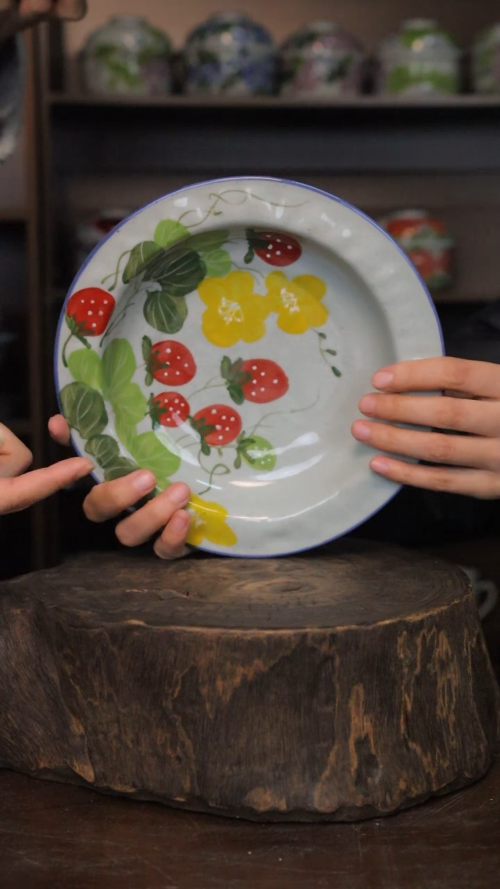 【闪购商品】椿野8寸帽子盘（草莓）C086