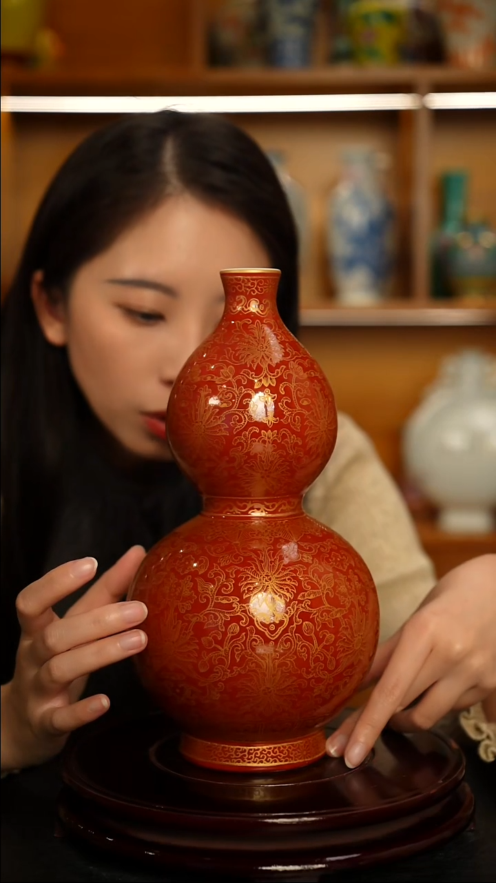 仿清瓷矾红描金缠枝花卉纹葫芦瓶一只