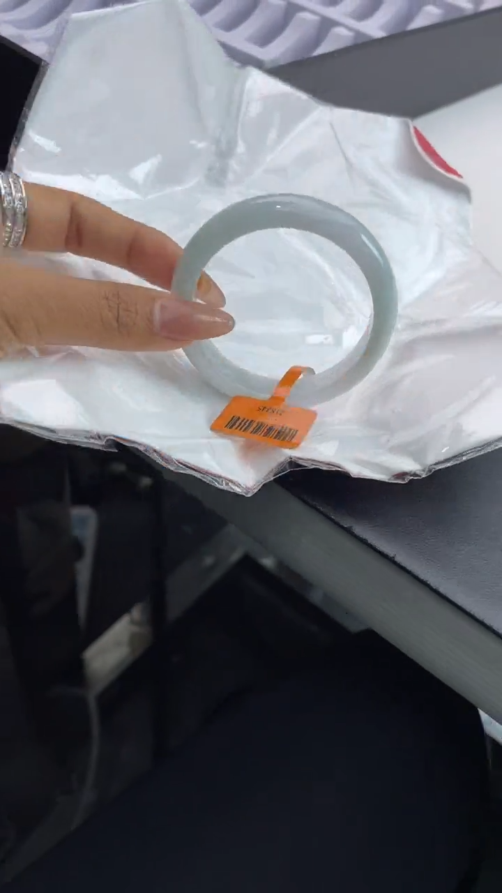 【闪购商品】翡翠手镯未镶嵌19翡翠手镯（微瑕）