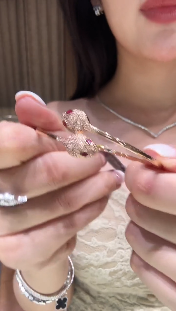 手镯18K金镶嵌钻石蛇头