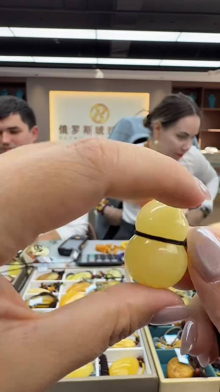 琥珀颈饰未镶嵌175秒拍号 假一罚三 