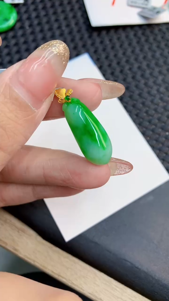 翡翠18K金镶嵌颈饰             8