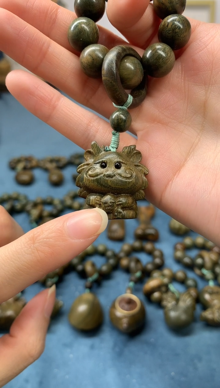 【闪购商品】维腊木（绿檀）把件小吉龙 盘玩件