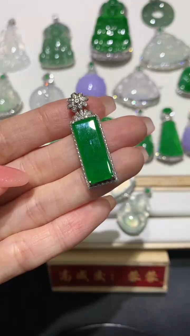 【闪购商品】翡翠吊坠(不含链)18K金镶嵌团购4