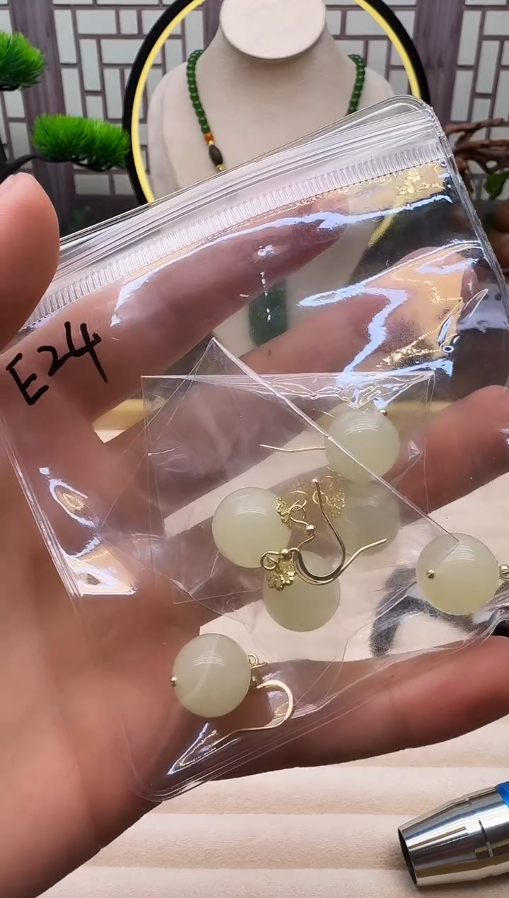 14K金镶嵌和田玉耳饰E24 