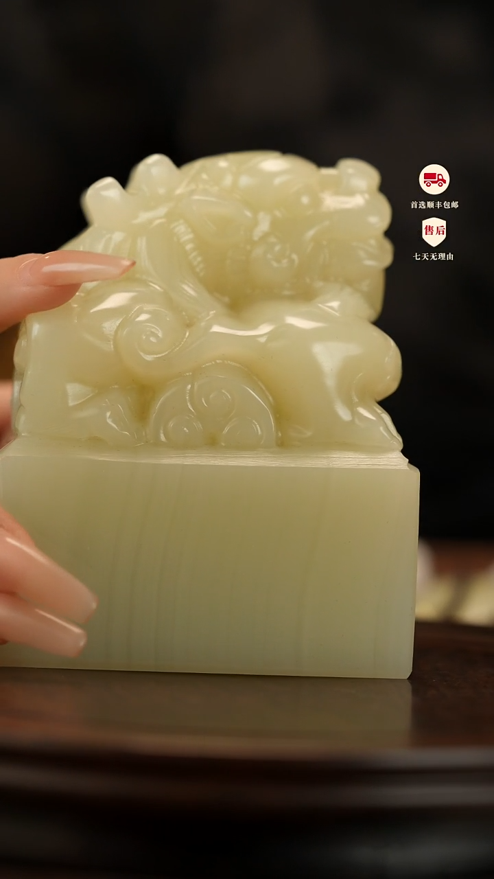 云南石竹叶青雕刻：祥龙玉玺摆件8*8
