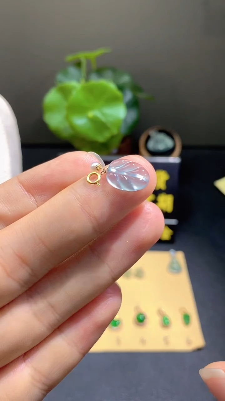 颈饰18K金镶嵌翡翠翡翠A货