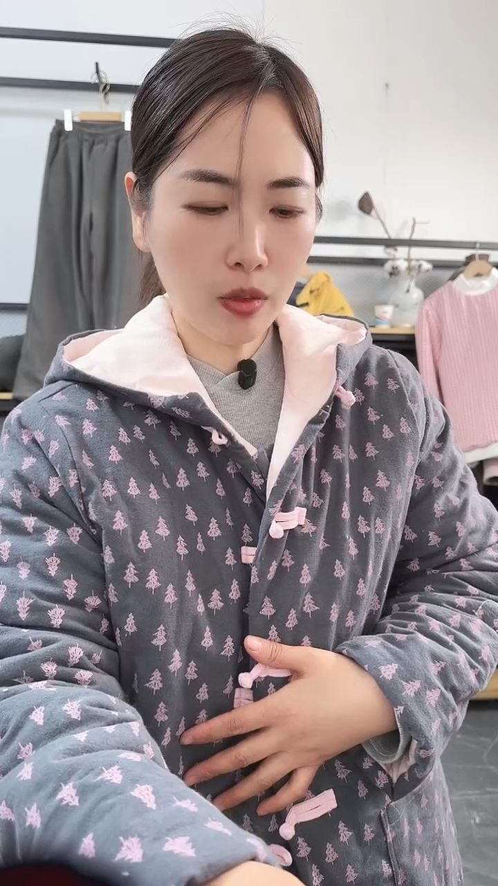 灰底色粉小树，长款棉花衣大号穿130