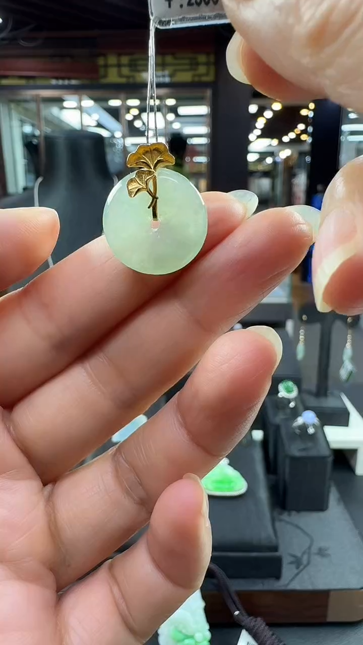 颈饰18K金镶嵌翡翠平安扣挂件