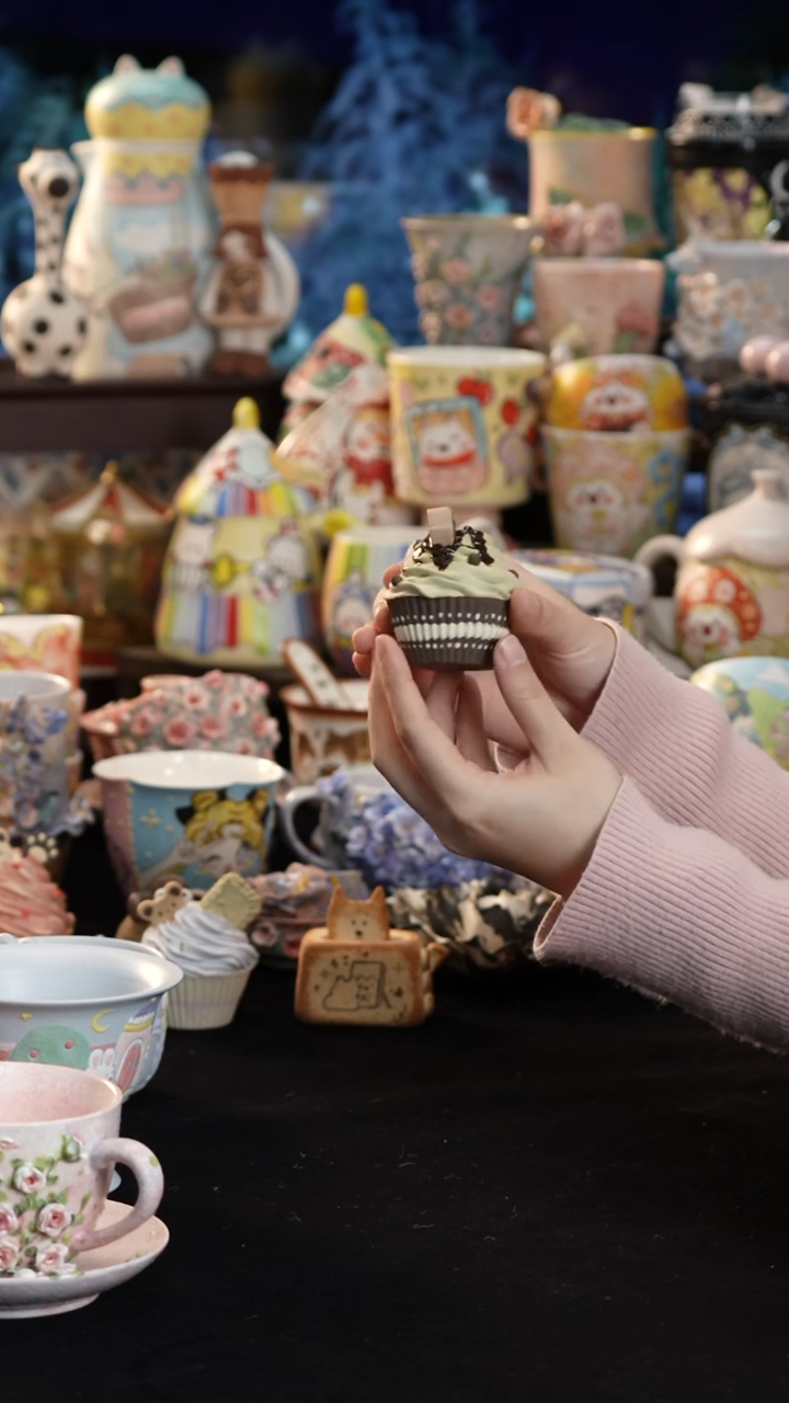 摆件陶景德镇釉下彩手绘设计师款陶瓷