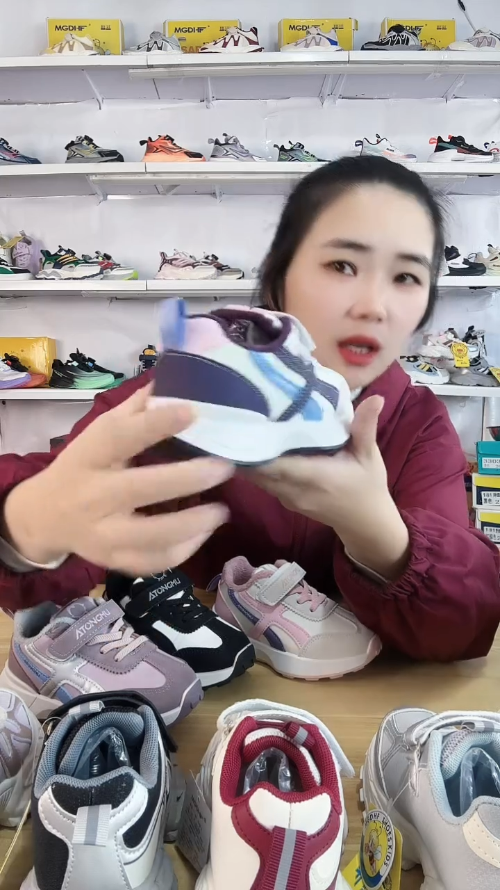 合成革二棉童鞋。。。