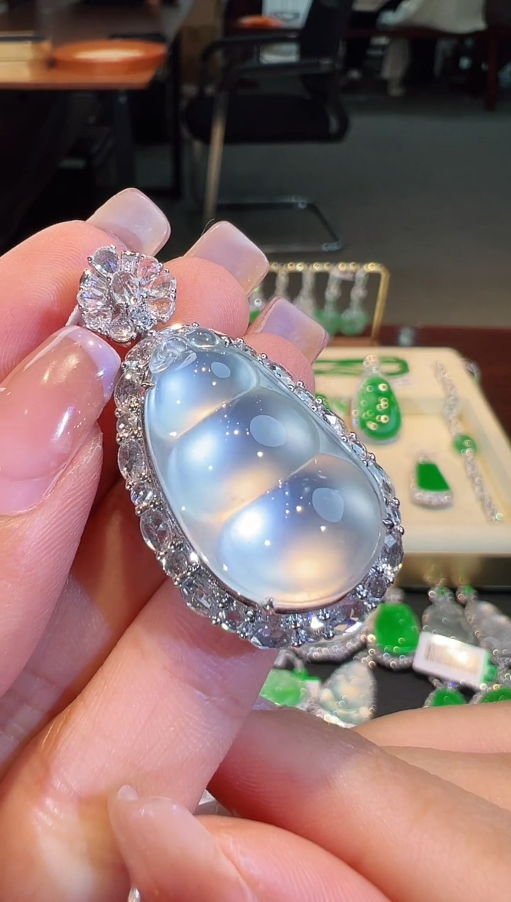 【闪购商品】翡翠吊坠(不含链)18K金镶嵌翡翠