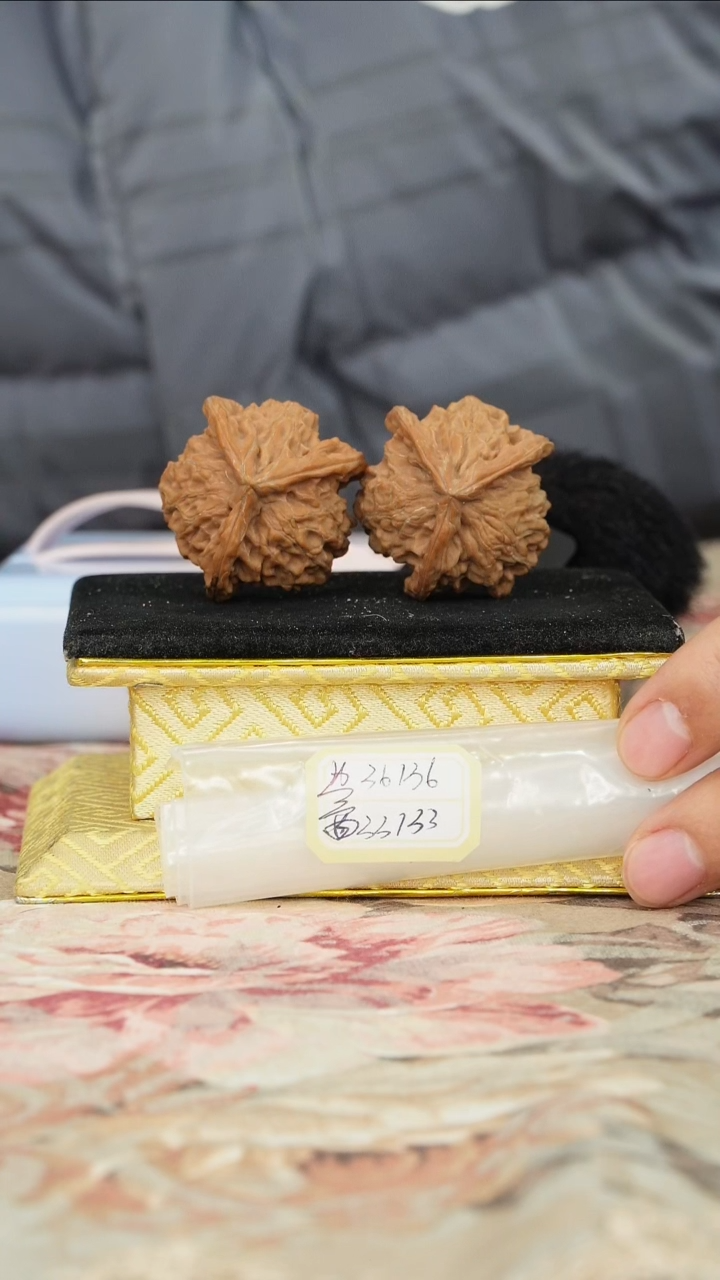 【闪购商品】文玩核桃把件盘山三棱