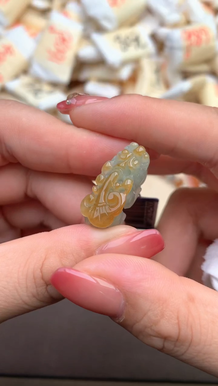 翡翠未镶嵌挂件—