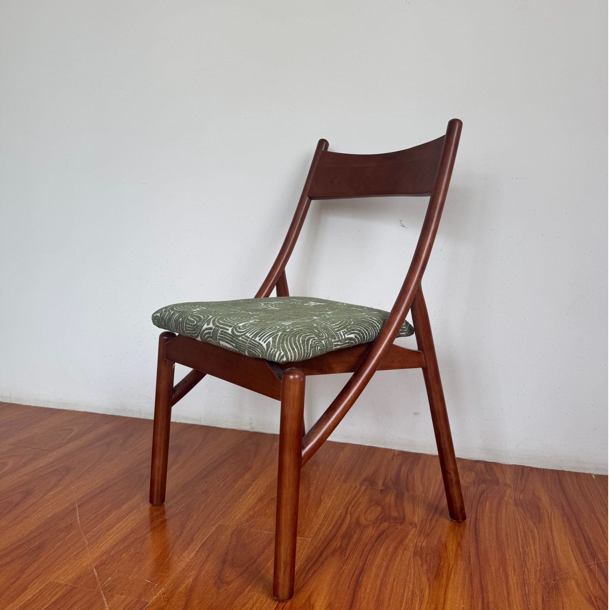 优品木语椅子法式中古风餐桌厅椅猫耳实木家用设计师复古2025新款