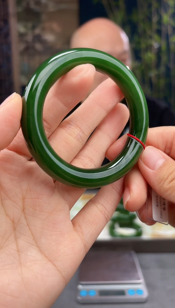 和田玉手镯未镶嵌碧玉菠菜绿胖圆条55