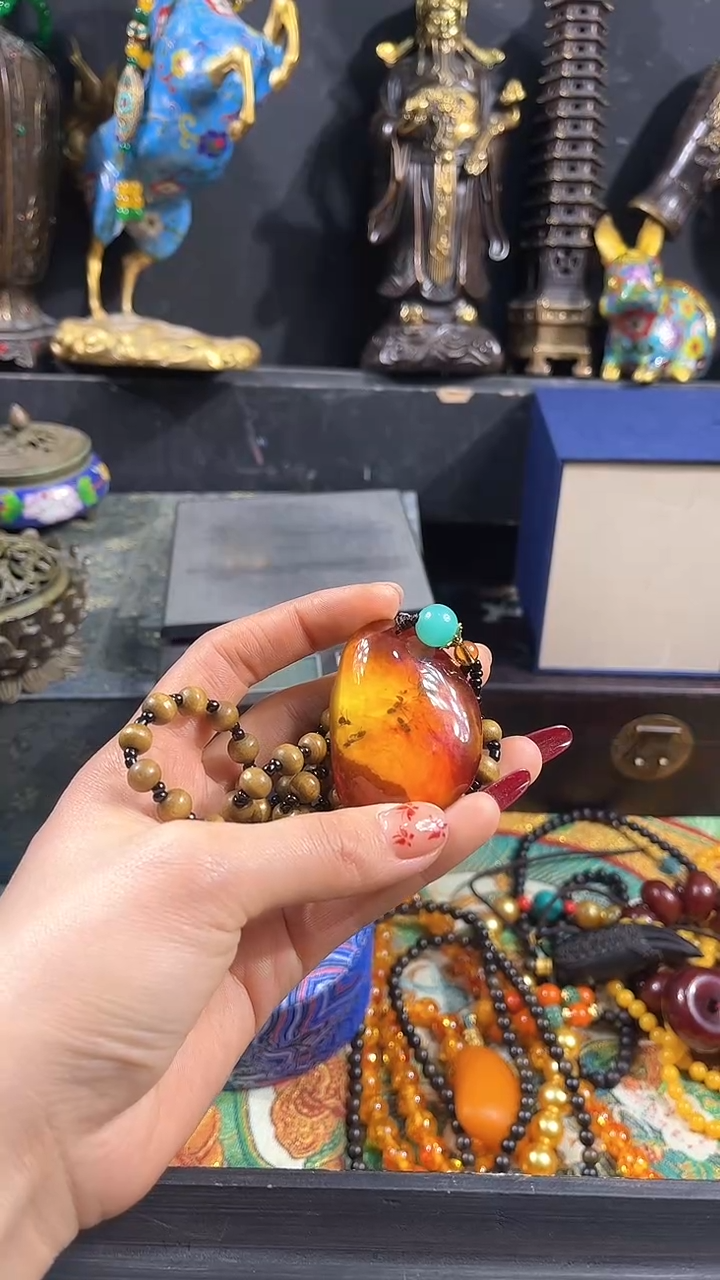 【闪购商品】琥珀颈饰未镶嵌【闪购商品】蚂蚁琥珀1233355