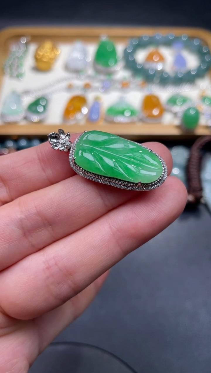 翡翠18K金镶嵌颈饰44.......